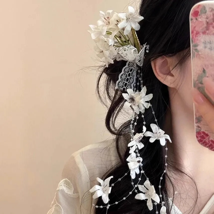 Elegant White Floral Hair Clip - Women Fashion Photoshoot 评论和价格